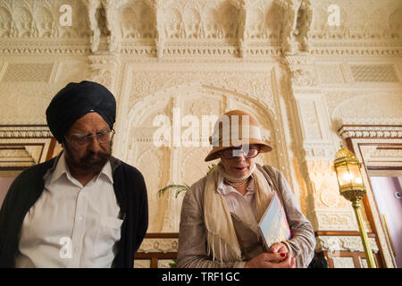 I turisti/turistica ai visitatori di visitare la sala Durbar a Osborne House nell'Isola di Wight. Regno Unito. Durbar Room è stato realizzato dalla Regina Vittoria dopo la morte di suo marito Prince Albert. (99) Foto Stock