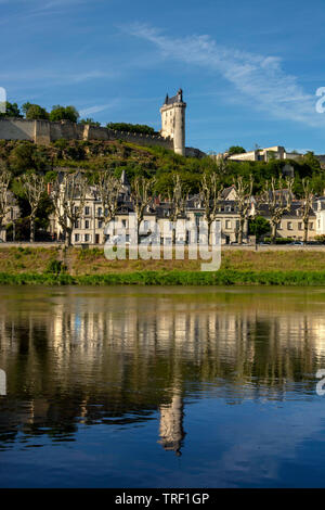 Il fiume Vienne e La Fortezza Reale di Chinon, Indre et Loire department, centro Val de Loire, Francia, Europa Foto Stock