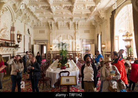 I turisti / i visitatori all'interno del camera Durbar a Osborne House nell'Isola di Wight. Regno Unito. La sala Durbar fu costruito dalla Regina Vittoria dopo la morte di suo marito, il Principe Albert. (99) Foto Stock