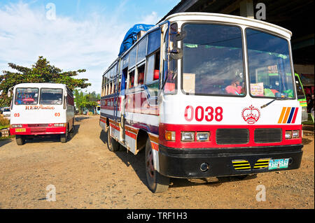 Puerto Princesa City, PALAWAN FILIPPINE: vista frontale di due vecchi overland in attesa degli autobus per i passeggeri al terminal degli autobus Foto Stock