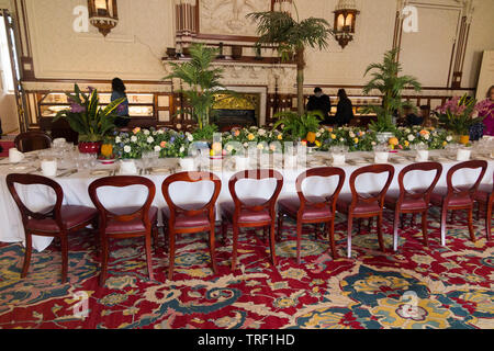 Sale per banchetti Tavolo da pranzo all'interno della camera Durbar a Osborne House nell'Isola di Wight. Regno Unito. La sala Durbar fu costruito dalla Regina Vittoria dopo la morte di suo marito, il Principe Albert. (99) Foto Stock