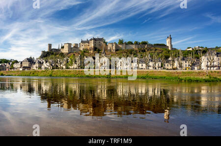 Il fiume Vienne e La Fortezza Reale di Chinon, Indre et Loire department, centro Val de Loire, Francia, Europa Foto Stock
