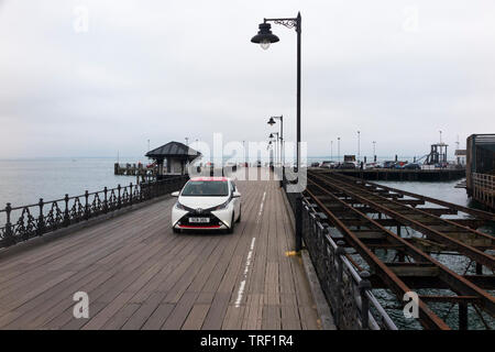 Pedone e il molo del veicolo; il molo permette alle persone e auto per viaggiare al Pier Head da Ryde esplanade / lungomare. Isle of Wight, Regno Unito. (99) Foto Stock