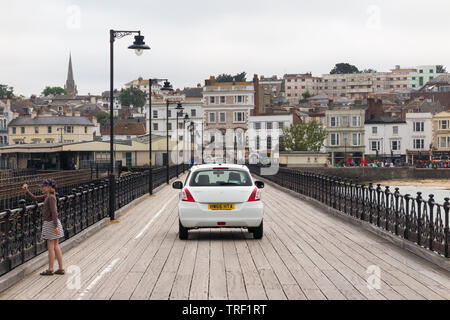 Pedone e il molo del veicolo; il molo permette alle persone e auto per viaggiare al Pier Head da Ryde esplanade / lungomare. Isle of Wight, Regno Unito. (99) Foto Stock