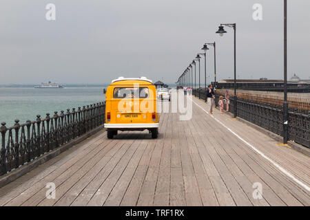 Pedone e il molo del veicolo; il molo permette alle persone e auto per viaggiare al Pier Head da Ryde esplanade / lungomare. Isle of Wight, Regno Unito. (99) Foto Stock