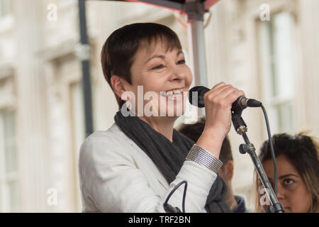 4 giugno ,2019.. Londra, UK. Caroline Lucas, verde parte MP risolve la folla a Whitehall. Decine di migliaia di protesta nel centro di Londra in una manifestazione nazionale contro il presidente statunitense Donald trionfi visita di Stato nel Regno Unito. I dimostranti si sono stretti in Trafalgar Square prima di marciare verso il basso Whitehall a Downing Street, dove Trump incontro è stato Primo Ministro del Regno Unito Theresa Maggio. David Rowe/Alamy Live News. Foto Stock