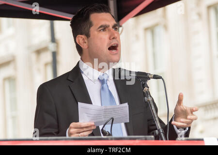 4 giugno ,2019.. Londra, UK. Richard Burgon, manodopera MP e ombra il Segretario di Stato per la giustizia risolve la folla a Whitehall. Decine di migliaia di protesta nel centro di Londra in una manifestazione nazionale contro il presidente statunitense Donald trionfi visita di Stato nel Regno Unito. I dimostranti si sono stretti in Trafalgar Square prima di marciare verso il basso Whitehall a Downing Street, dove Trump incontro è stato Primo Ministro del Regno Unito Theresa Maggio. David Rowe/Alamy Live News. Foto Stock