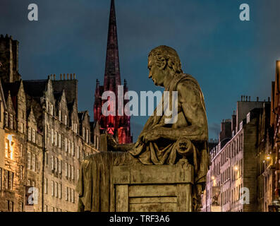 Profilo di David Hume statua, Royal Mile di Edimburgo al crepuscolo Foto Stock