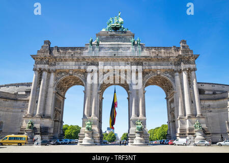 Parc du Cinquantenaire Arco Trionfale Arcades du Cinquantenaire Parc du Cinquantenaire a forma di U complesso museale Bruxelles Belgio UE Europa Foto Stock