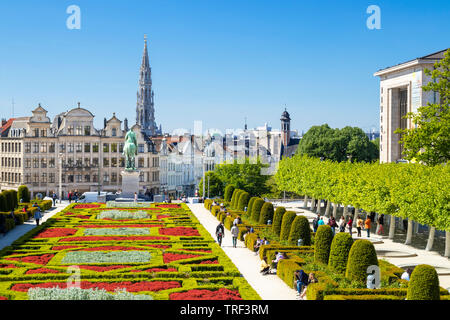 La gente vagare nei giardini del Mont des Arts Giardino Kunstberg Bruxelles Belgio UE Europa Foto Stock