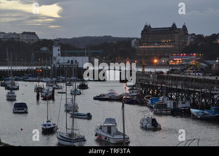 Scarborough Harbour e il Grand Hotel al tramonto - Yorkshire - REGNO UNITO Foto Stock