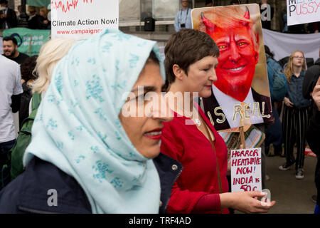 Il presidente americano Donald Trump il secondo giorno di una controversa tre giorni di visita di Stato nel Regno Unito, i manifestanti esprimono la loro opposizione alla quarantacinquesima presidente americano, a Trafalgar Square, il 4 giugno 2019, a Londra Inghilterra. Foto Stock