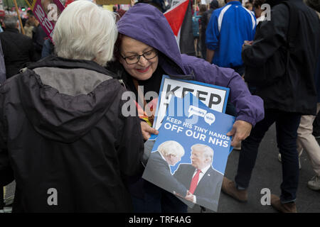 Il presidente americano Donald Trump il secondo giorno di una controversa tre giorni di visita di Stato nel Regno Unito, i manifestanti esprimono la loro opposizione alla quarantacinquesima presidente americano, a Trafalgar Square, il 4 giugno 2019, a Londra Inghilterra. Foto Stock