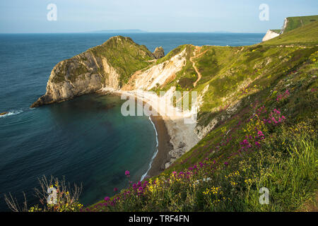 Paesaggi mozzafiato che guarda l'uomo o la guerra baia accanto alla porta di Durdle su Jurassic Coast di Dorset. Inghilterra, Regno Unito. Foto Stock