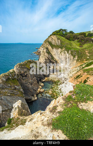 Foro di scale a Lulworth Cove è drammatico scenario costiero sul Dorset Jurassic Coast in Inghilterra, Regno Unito. Foto Stock