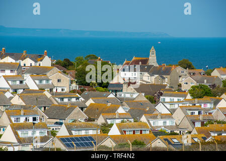 Tetti a Southwell sull'isola di Portland vicino a Portland Bill con il mare all'orizzonte. Il Dorset. In Inghilterra. Regno Unito. Foto Stock