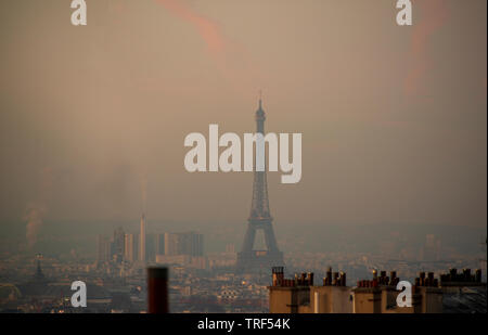 La Torre Eiffel attraverso una nebbia cielo di Parigi Foto Stock