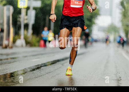 L'uomo runner leader della gara marathon run street della città Foto Stock