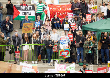 Londra, Regno Unito. - 4 Giugno 2019: un altoparlante a una manifestazione contro il presidente statunitense Donald Trump in Trafalgar Square durante la sua visita nel Regno Unito. Foto Stock