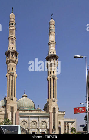 Il Cairo, Egitto - 03 Marzo 2010: due alti minareti in corrispondenza al Nour moschea del Cairo in Egitto. Foto Stock