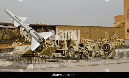 Il Cairo, Egitto - 24 Febbraio 2010: il vecchio Rucola e vecchi veicoli militari a livello nazionale il museo militare del Cairo in Egitto. Foto Stock