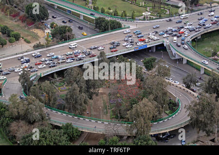 Il Cairo, Egitto - 25 Febbraio 2010: Traffico trasporti crollo a ponte intersezione del Cairo in Egitto. Foto Stock
