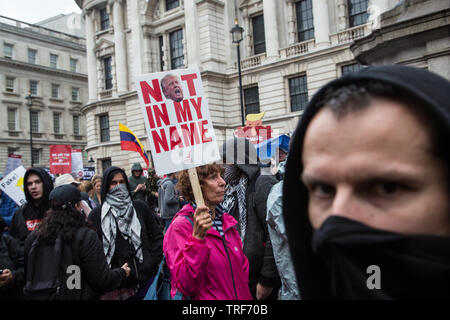 Londra REGNO UNITO 4 giugno 2019 Anti-Trump manifestanti si radunano in Whitehall durante una manifestazione contro la visita di Stato del Presidente statunitense Donald Trump. Foto Stock