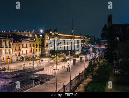 Vista del Palacio Nacional da sopra al centro di Città del Messico a notte Foto Stock