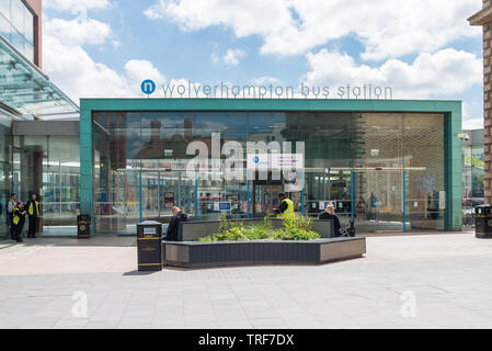 Il moderno ingresso in vetro a Wolverhampton Stazione degli autobus di Victoria Square, Wolverhampton, Regno Unito Foto Stock