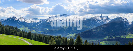 Panorama di tutta Kleinwalsertal con impressionante vetta del monte chiamato Hoher Ifen Foto Stock