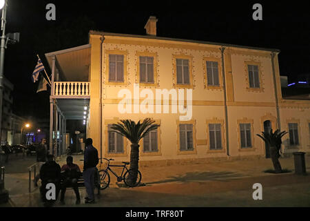 LARNACA, Cipro - 02 Marzo 2019: vista della Galleria comunale d'arte sulla piazza Europa di notte Foto Stock