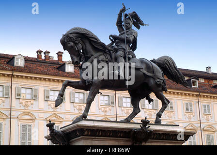 Torino Piemonte, Italia. Il bronzo monumento equestre raffigurante il Principe di Savoia Emanuele Filiberto nella centrale piazza San Carlo. Foto Stock