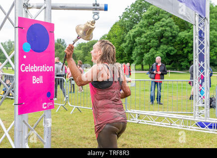 Warrington, Regno Unito. 2 Giugno 2019. Gara per la Vita 2019, Warrington, in aiuto della ricerca sul cancro. Anello di guide la celebrazione campana al termine della gara per Foto Stock