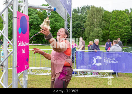 Warrington, Regno Unito. 2 Giugno 2019. Gara per la Vita 2019, Warrington, in aiuto della ricerca sul cancro. Anello di guide la celebrazione campana al termine della gara per Foto Stock