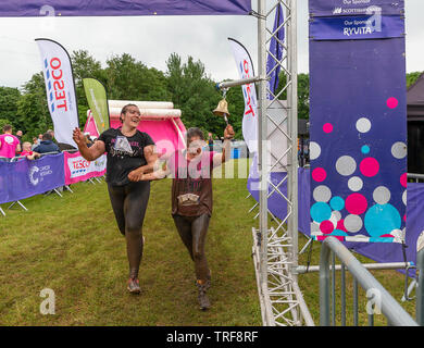 Warrington, Regno Unito. 2 Giugno 2019. Gara per la Vita 2019, Warrington, in aiuto della ricerca sul cancro. Anello di guide la celebrazione campana al termine della gara per Foto Stock