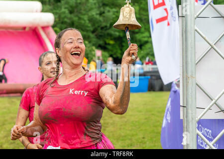 Warrington, Regno Unito. 2 Giugno 2019. Gara per la Vita 2019, Warrington, in aiuto della ricerca sul cancro. Anello di guide la celebrazione campana al termine della gara per Foto Stock