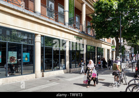 Waitrose supermarket sulla Holloway Road Islington, Londra, Regno Unito, una volta Jones Fratelli, parte della John Lewis Partnership Foto Stock