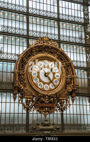 Orologio in oro visualizzare presso la sala principale del Quai d'Orsay Museum di Parigi. Uno dei più imponenti del mondo centro culturale in Francia. Foto Stock