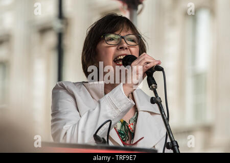 4 giugno ,2019.. Londra, UK. Frances O'Grady, Segretario Generale della TUC risolve la folla a Whitehall. Decine di migliaia di protesta nel centro di Londra in una manifestazione nazionale contro il presidente statunitense Donald trionfi visita di Stato nel Regno Unito. I dimostranti si sono stretti in Trafalgar Square prima di marciare verso il basso Whitehall a Downing Street, dove Trump incontro è stato Primo Ministro del Regno Unito Theresa Maggio. David Rowe/Alamy Live News. Foto Stock