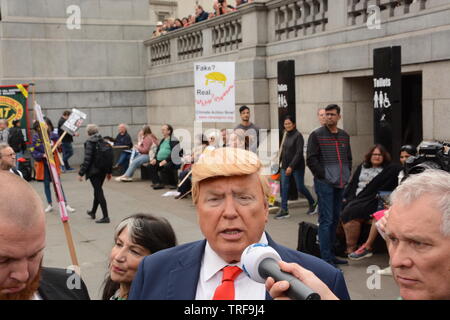 Donald Trump impersonator in centro a Londra il secondo giorno della visita del Presidente degli Stati Uniti, martedì 3 giugno 2019. Foto Stock