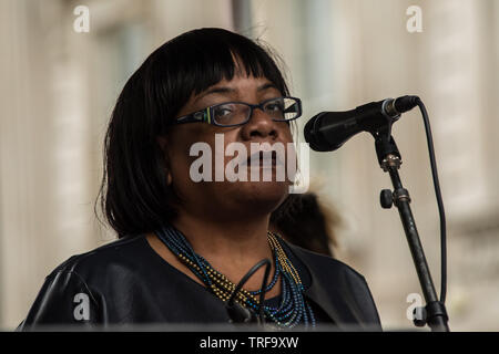 4 giugno ,2019.. Londra, UK. Diane Abbott, manodopera MP e Shadow Home Secretary risolve la folla a Whitehall. Decine di migliaia di protesta nel centro di Londra in una manifestazione nazionale contro il presidente statunitense Donald trionfi visita di Stato nel Regno Unito. I dimostranti si sono stretti in Trafalgar Square prima di marciare verso il basso Whitehall a Downing Street, dove Trump incontro è stato Primo Ministro del Regno Unito Theresa Maggio. David Rowe/Alamy Live News. Foto Stock