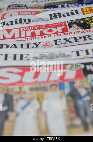 Pila di giornali inglesi dal Regno Unito Foto Stock