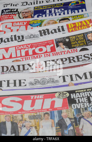 Pila di giornali inglesi dal Regno Unito Foto Stock