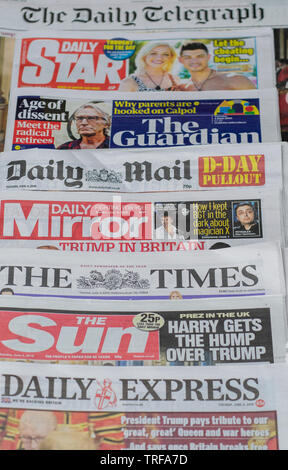 Pila di giornali inglesi dal Regno Unito Foto Stock
