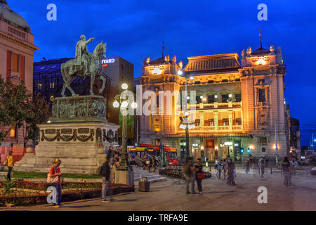 A Belgrado, in Serbia - 9 Settembre 2016 - NOTTE La scena con la Piazza della Repubblica, il cuore della città con il Teatro Nazionale e la statua di Princ Foto Stock