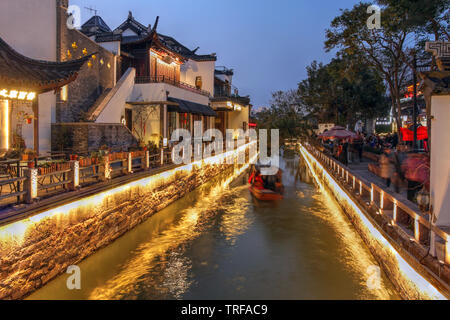 Scena crepuscolo di Suzhou, Cina con case storiche lungo i canali. Foto Stock