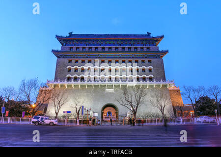 Twilight vista del cancello Zhengyangmen (colloqually noto come Qianmen Gate) sorvegliare l'entrata sud della Città Proibita di Pechino, Cina. Foto Stock