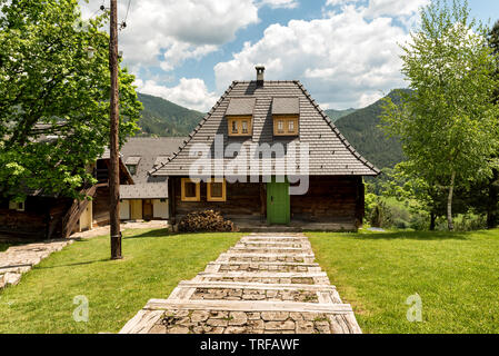 Etno villaggio vicino Mokra Gora nei dintorni Zlatibor, Serbia Foto Stock
