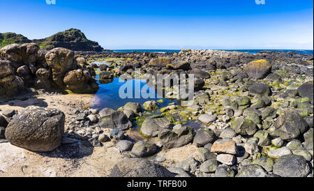 Costiera tipica vista delle scogliere, Irlanda Foto Stock
