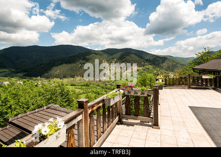 Etno villaggio vicino Mokra Gora nei dintorni Zlatibor, Serbia Foto Stock